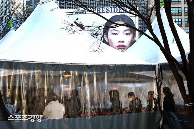 서울시 코로나19 확진자 중 오미크론 변이가 검출되는 비율이 22%를 기록하고 있는 가운데 17일 서울광장 임시선별검사소에서 시민들이 검체 채취를 하기 위해 줄 서 있다. 박민규 선임기자