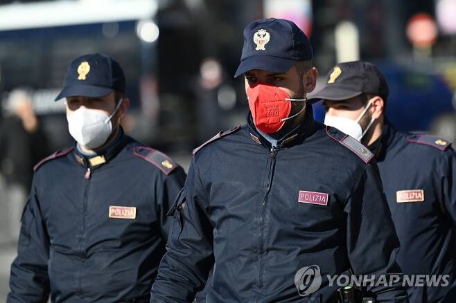 붉은색상의 마스크를 착용하고 외근을 하는 이탈리아 경찰 [AFP 연합뉴스 자료사진. 재판매 및 DB 금지]