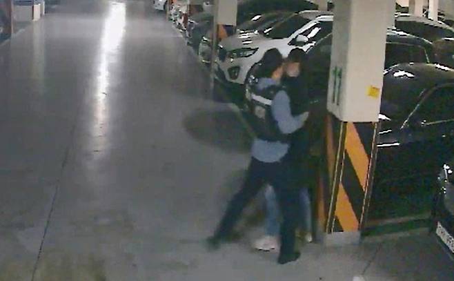 보안업체 직원(왼쪽)이 아파트 주차장 내 차량 털이범을 제압하는 모습 [대전경찰청 제공. 재판매 및 DB 금지]