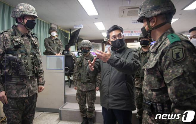 서욱 국방부 장관(가운데 점퍼)이 18일 오후 육군 제32보병사단 레이더기지를 방문, 주요 지휘관들에게 해안경계작전을 현장지도하고 있다. (국방부 제공) © 뉴스1