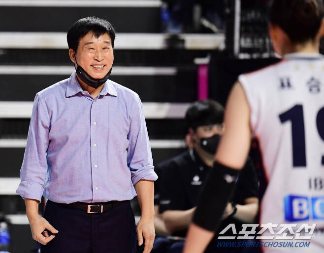 아빠 미소! 선수들을 향해 미소를 보이고 있는 김호철 감독.