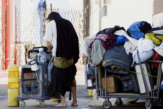 미국 로스앤젤레스에서 노숙자가 거리를 걸어가고 있다. /조선일보DB