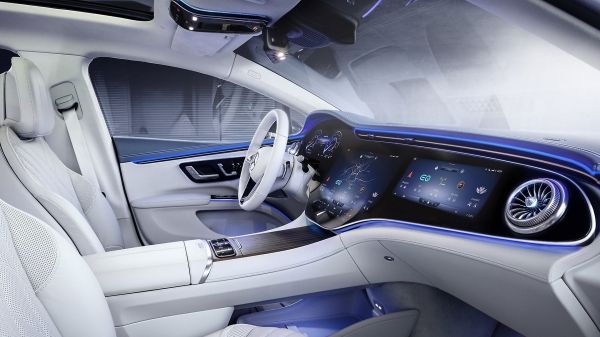 LG전자 P-OLED 기반 인포테인먼트 시스템이 탑재된 프리미엄 전기차 세단 2022년형 EQS의 차량 내부 모습.ⓒLG전자