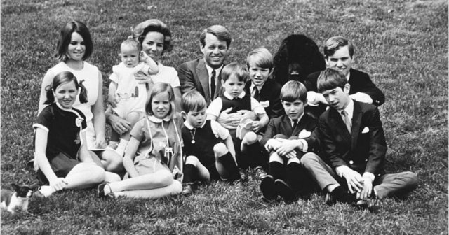 로버트 케네디 전 상원의원과 에델 여사 부부가 10명의 자녀들과 동물원을 찾았을 때 모습. 11번째인 로리 케네디는 케네디 전 의원이 암살된 후 태어났다. 애틀랜타저널 컨스티튜션
