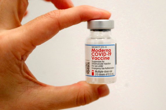 FILE PHOTO: A healthcare worker holds a vial of the Moderna COVID-19 vaccine at a pop-up vaccination site n Manhattan in New York City, New York, U.S., January 29, 2021. REUTERS/Mike Segar/File Photo /REUTERS/뉴스1 /사진=뉴스1 외신화상