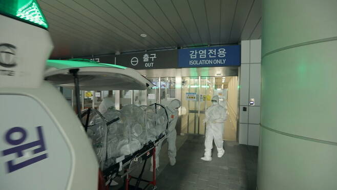 코로나19 전담병원으로 지정된 성남시의료원으로 코로나19 환자가 이송되고 있다.