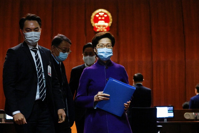 캐리 람 홍콩 행정장관(가운데)이 지난 12일 입법회에 출석해 의원들의 질의에 답한 뒤 퇴장하고 있다. 홍콩/로이터 연합뉴스
