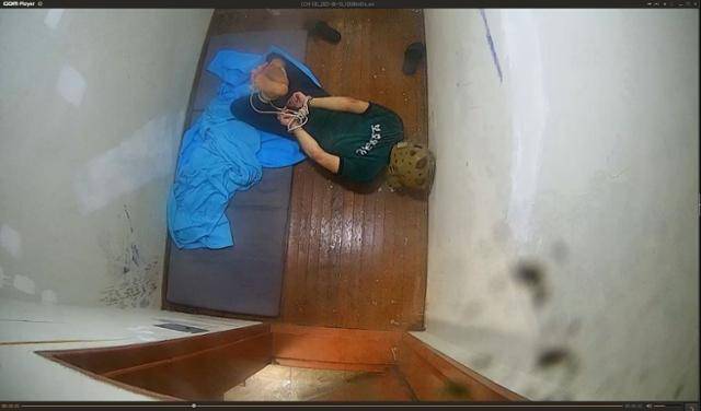 지난해 '새우꺾기' 자세로 포박된 채 독방에 수감된 모로코인 A씨 모습. A씨에 대한 가혹행위를 두고 심각한 인권 침해라는 지적이 이어졌다. 법무부는 이를 인정했으나 A씨에 대한 보호일시해제는 이뤄지지 않았다. 사단법인 두루 제공