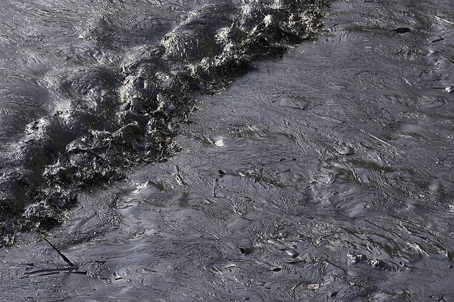 검은 원유가 17일 페루 카야오 지방 벤타니야의 카베로 해안을 검게 물들이고 있다. AP=연합뉴스