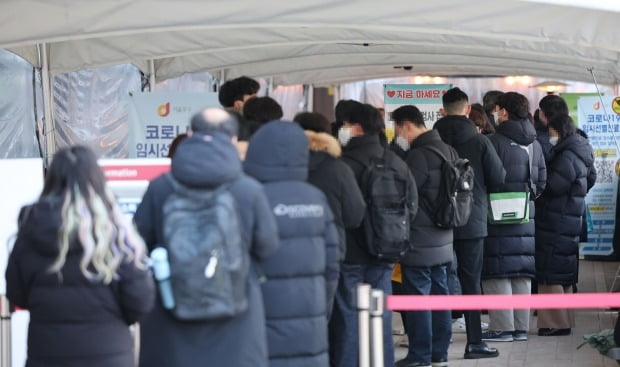 18일 오전 서울시청 앞 코로나19 임시선별진료소를 찾은 시민들이 검사를 위해 줄을 서 있다. /사진=연합뉴스