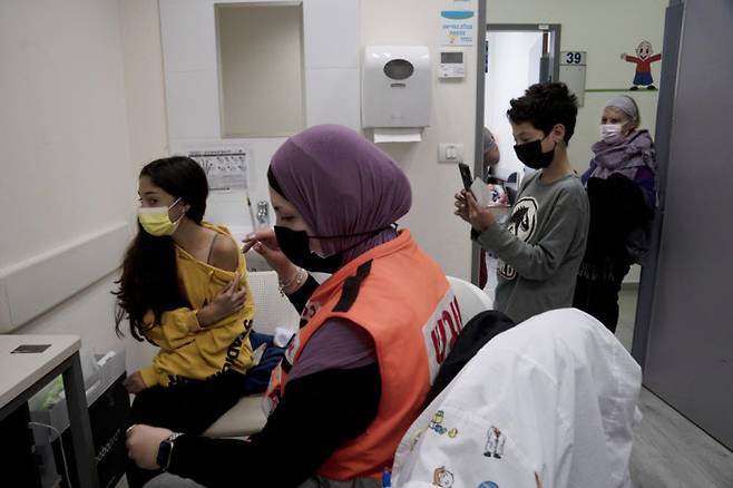 이스라엘 메바세렛 시온의 응급의료센터에서 지난 11일(현지시간) 코로나19 백신을 접종하고 있다. AP연합뉴스