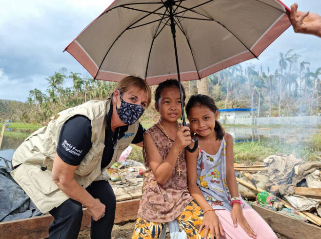 브렌다 바튼 WFP 사무소장이 태풍 피해 현장에서 아이들과 사진을 찍고 있다.  WFP 제공