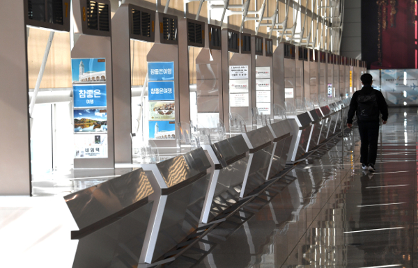 여행객들과 여행업 종사자들로 붐비던 인천국제공항 여행사 카운터가 텅 비어 있다.