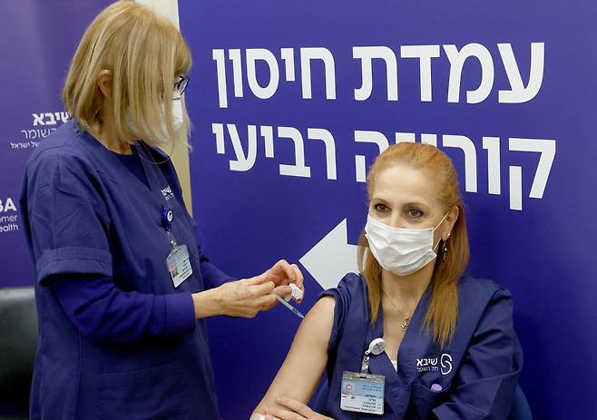 코로나19 백신 4차 접종을 받고 있는 이스라엘 의료진./사진=AFP