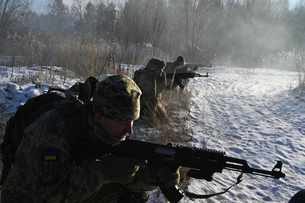 25일(현지시간) 우크라이나 키예프 인근 훈련장에서 육군이 러시아의 침공에 대비해 군사 훈련을 하고 있다.  (C) AFP=뉴스1