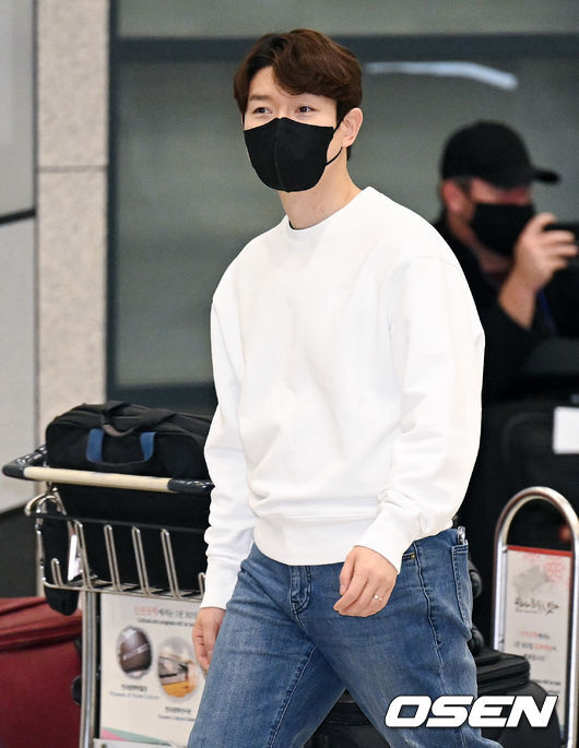 Forestella arrived at Incheon International Airport on the afternoon of the 18th after finishing the Dubai schedule.Forestella Bae Doo-hoon is leaving the arrival hall. 2022.01.18