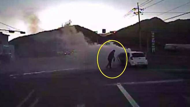 불길에 휩싸인 차량을 보자마자 소화기를 들고 달려간 버스기사 송대웅 씨.