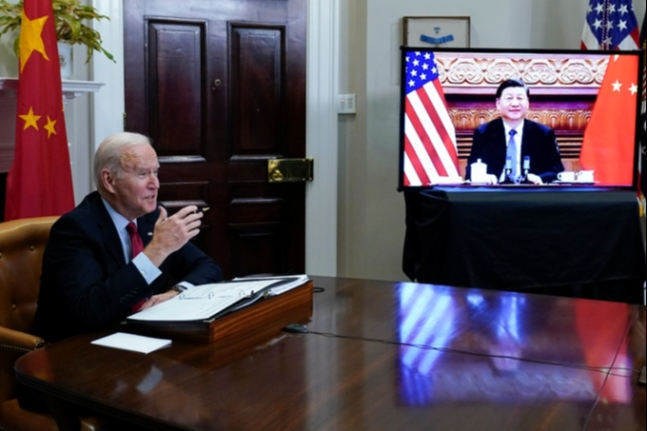 조 바이든 미국 대통령(왼쪽)이 지난해 11월 시진핑 중국 국가주석(화면 속)과 화상 정상회담을 하는 모습. 세계일보 자료사진