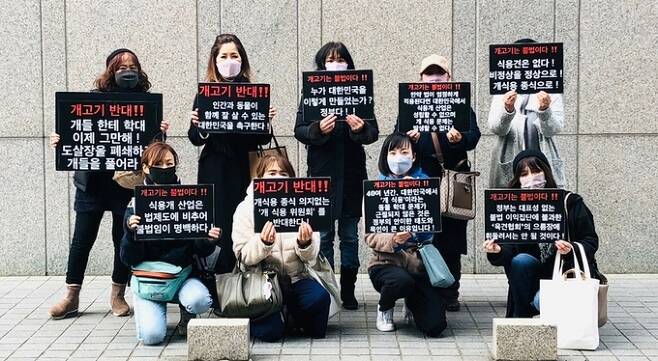 주오사카 한국총영사관 앞에서 17일 항의집회가 열리고 있다. 행사 참가자 제공