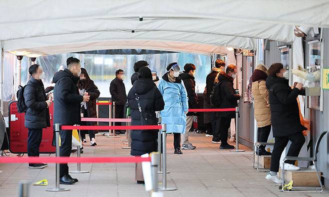 18일 서울시청 앞 코로나19 임시선별진료소를 찾은 시민들이 검사를 위해 줄을 서 있다. 연합뉴스