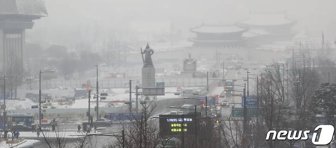 서울을 비롯한 수도권에 대설주의보가 발령된 19일 서울 종로구 광화문 일대에 하얗게 눈이 쌓여있다. 2022.1.19/뉴스1 © News1 안은나 기자