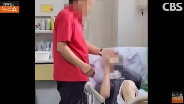 말기암 환자 B씨는 간병인 A씨에게 때리지 말라달라는 의미로 양손으로 빌었다. (유튜브 채널 '김현정의 뉴스쇼' 갈무리) © 뉴스1
