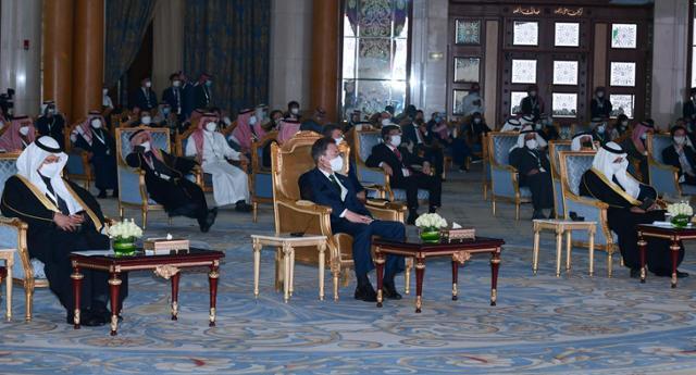 사우디아라비아를 방문 중인 문재인 대통령이 18일 리야드 리츠칼튼 호텔에서 열린 한-사우디 스마트 혁신성장 포럼 행사에서 알 아즐란 사우디 상의 회장의 인사말을 듣고 있다. 리야드= 왕태석 선임기자