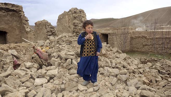 지난 17일 강진이 발생한 아프가니스탄 서부 바드기스 주에서 18일 한 소년이 지진으로 무너져 벽돌무더기가 된 집 곁에 서 있다. 이날 두 차례에 걸쳐 발생한 지진으로 3개 마을 800여채의 집이 파괴됐다. Abdul Raziq Saddiqi=연합뉴스