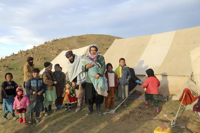 지진으로 집을 잃은 아프간 바드기스 주민들이 18일 음식을 배급받기 위해 기다리고 있다. Abdul Raziq Saddiqi=연합뉴스
