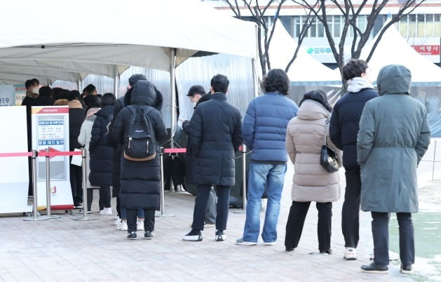 서울시청 앞 코로나19 임시선별진료소를 찾은 시민들이 검사를 위해 줄을 서 있다. /사진=연합뉴스