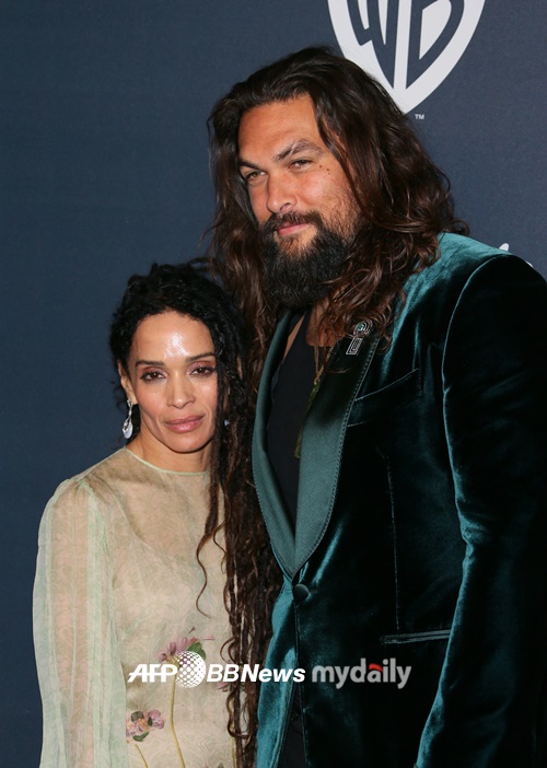 His first recent situation was revealed amid his divorce from Lisa Bonnet, 54, who Aquaman Jason MOMOa, 42, said he had loved her since she was eight years old.The entertainment media People said on Thursday that Jason MOMOas first appearance since the divorce announcement was filmed by the paparazzi.Jason MOMOA in the photo was captured in a paparazzi in Los Angeles wearing a black T-shirt and jeans, a black mask and a hat.Aquaman carried a cardboard box out of the grocery store.There was no The Wedding Ring on his left hand.Jason MOMOa announced his divorce in a joint statement with his wife Lisa Bonnet on Instagram on Wednesday, who had been dating for 17 years and split after five years of marriage.Jason MOMOA said, We all feel this transformational era. The revolution is unfolding and our family is no exception.Im telling you about the family that were breaking up in our marriage.We share this not because we think this is news, but because we live our lives and we are dignified and honest.Our constant commitment to this sacred life is our children, teaching our children what is possible, and living a life of prayer, he concluded.Earlier Lisa Bonnett had married Lenny Kravitz, who has a daughter, Joey Kravitz, 33, all very close to each other.MOMOa fell in love with Lisa Bonnett before they met.I was more than a crush at first sight, and when I saw her on TV when I was eight, I thought, Mom, I want to have a woman, he told Jason Corden in the past.I thought Id stalk you for the rest of my life, and Id catch you. Im a stalker, he said.They ended up meeting through each others friends at the jazz club, who secretly married in October 2017.They have a daughter, Lola, 14, and a son, Nacoa-Wolf, 13.Meanwhile, Jason MOMOa was infected with Corona 19 during the filming of Aqua Man 2 last October and self-plagued.Aqua Man and Lost Kingdom followed by the previous film, with James Wan catching megaphones, and most of the previous characters, including Jason MOMOa, Amber Heard and Yahia Abdul Martin II, return.It is scheduled to open on December 16, 2022.