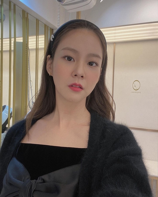 Han Seung-yeon from the group KARA showed off her unchanging beauty.Han Seung-yeon posted a picture on his 19th day with his tag Tomorrow # I love you # Kokokuku # Im forever # Kokoku # Im talking about the day.In the public photos, there is a picture of Han Seung-yeon taking various self-posing poses.Han Seung-yeon still focuses his attention on the beauty of his 20s even at 34 this year.