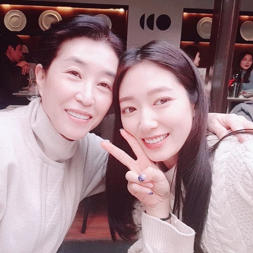 Actor Kim Mi-kyung celebrated the marriage and pregnancy of Park Shin-hye, who had a relationship between mother and daughter in the work.Kim Mi-kyung wrote on his Instagram account on Wednesday, Lee Eun-sang is married and becomes a baby mother.I was so worried about my lunch for a while, so I cried out for fifty times of caution.  It is a beautiful and wonderful pair that can not be expressed in any word. All blessings and happiness together. Congratulations. Live beautifully and healthily. And posted a picture with the message.The two men played a role as a mother and daughter in the SBS drama Heirs broadcast in 2013.Park Shin-hye was the heroine Lee Eun-sang, who showed a special affection by singing the name of the play.Park Shin-hye will hold a private marriage ceremony with his fellow actor and four-year relationship with Choi Tae-joon on the 22nd.Park Shin-hye, who is currently in the pregnancy, has informed fans that a precious life has come in the process of preparing marriage.