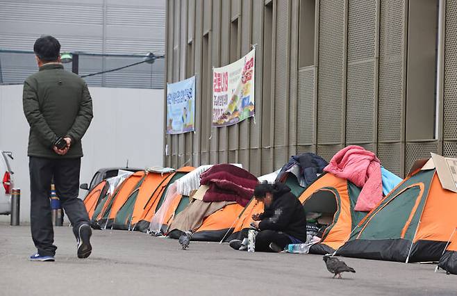 지난달 28일 서울역 광장에 노숙인에 재택치료가 필요할 때를 대비해 한 교회에서 설치한 텐트들이 놓여 있다.
