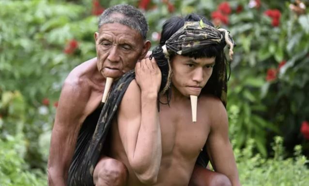 브라질 아마존 원주민인 ‘조예족’ 타위가 아버지 와후를 업고 아마존 밀림에 설치된 임시 코로나 백신접종센터를 향해 걷고 있다. 인스타그램