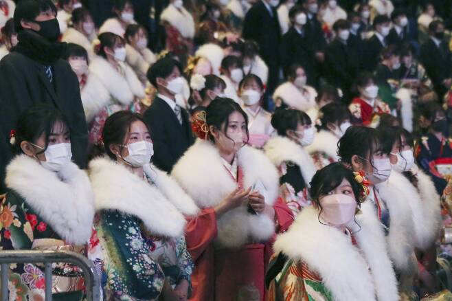 코로나19 확산 속 성인식 축하하는 일본 여성들 - 새해 스무살이 된 일본 요코하마의 여성들이 10일 마스크를 쓴 채 전통 복장을 차려입고 성인의 날을 기념하기 위해 모여 있다. 2022.1.10. AP 연합뉴스