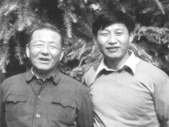1980년대 초 부친인 시중쉰과 함께한 시진핑(오른쪽). /바이두