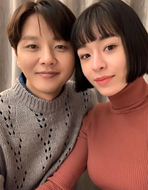 Singer Monica, 31, unveiled an anecdote to mark the 1000th day of her relationship with Kim Hyunsung, 44.Monica introduced a small love episode in the form of a half-word for fun, saying, The 1000th anniversary episode is released through her instagram on the 18th.First, Monica said she heard Kim Hyunsungs famous songs Haven, Hope and Mongolian in her first Chuseok holiday karaoke room.The karaoke boss passed by often, glancing at me. I was served three hours. I went to karaoke with Singer Kim Hyunsung.It was strange to feel when I came out of the karaoke room. Monica had followed the dance of the Street Woman Fighter together and told him she had been scared of the heart. My brother was so intoxicated that he stuck out his chin and played a strange pelvic dance.I was so funny that I laughed and laughed, and I was hurt by the real heart at the moment when I said, I do not dance so well.I am still from the girl group ... Monica said that Kim Hyunsung sent a good to me on the day she decided to date. I wanted to send it to another woman, but after half a year she carefully asked me and said that it was right to send it to me.Wow, he said.Monica said Kim Hyunsung came home every holiday and gave her mother a drink friend. My mother is funny, tough and talkative, but she accepts it.Im a really cool mother, but she always asks me to stay a little longer, he added.Monica and Kim Hyunsung, who surpassed the 13-year-old age difference, made direct devotions through SNS on the 6th.Monica has been solo since 2018 after debuting as a girl group bad kids in 2014; she released her single Silhouette last October.Kim Hyunsung made his debut as a singer in 1997 with the MBC Gangbyeon Song Festival gold medal and was loved by hits such as Hope, Heaven and Happiness.Recently, he appeared on JTBC Sing Again 2 - Unknown Singer to announce his current situation.