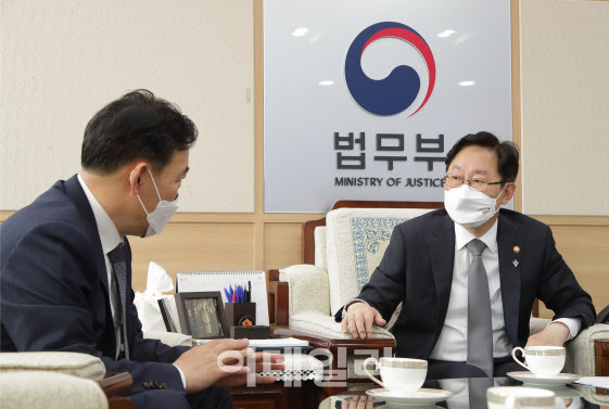 김오수 검찰총장(좌측)과 박범계 법무부 장관.(사진=이데일리DB)