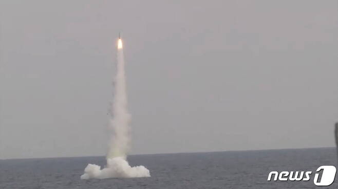 지난달 21일 러시아 잠수함이 동해에서 칼리브르 미사일 시험발사를 진행했다. © 로이터=뉴스1 © News1 원태성 기자