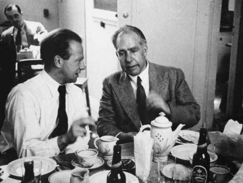 1934년 덴마크 코펜하겐에서 열린 학회 모임에서 이야기를 나누고 있는 닐스 보어((오른쪽)와 베르너 하이젠베르크. 위키피디아 제공