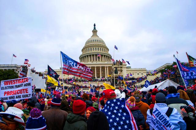 도널드 트럼프 전 미국 대통령 지지자들이 지난해 1월 6일 워싱턴 국회의사당 앞에서 시위를 하고 있다. 워싱턴=AP 연합뉴스