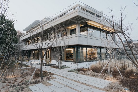 서울 북촌의 설화수 플래그십 스토어 '설화수의 집' 양옥 ⓒ송승훈