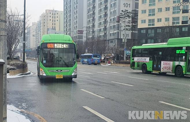 19일 오전 서울 강서구에서 운행 중인 현금 없는 버스.   사진=정진용 기자