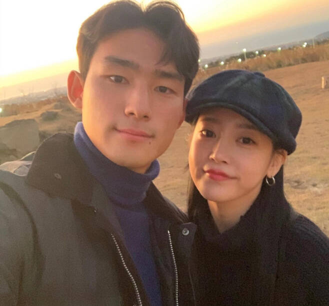 Singer So-yeon (real name Park So-youn), from the group T-ara, first released a photo taken with soccer player Cho Yu-min.So-yeon told SNS on January 19th, I was congratulated by so many people .. I will give you good looks and news to the fans who thanked and blessed each one.I will post this picture .. I am now adapting .. Everyone sleeps well. So-yeon then added a photo of him taken in a friendly pose with Cho Yu-min.Cho Yu-min reported that Lee Juck was a Daejeon Hana Citizen at Suwon FCFC on the day, saying, I made my K-League debut at Suwon FCFC in 2018 and I think I have been doing many things with Suwon FCFC so far.I would like to express my sincere gratitude to the fans who loved me and cheered me while I was at Suwon FCFC.Thanks to the fans, I think I was able to do well with my promotion and high split. I will try to show Lee Juck to the fans in the future, but I will keep in the heart of love I received from Suwon FCFC and I will continue to do my best in my position.Thank you, and I would like to congratulate you on the news of marriage. So-yeon will marriage soccer player Cho Yu-min in November, according to So-yeon agency Thinking Entertainment on the 18th.The marriage ceremony is scheduled to open in November, when the Cho Yu-min football season ends; the age difference between the two is nine years old; and met with an acquaintance three years ago to make a fruitful love.So-yeons agency said: We planned to start this season together for Cho Yu-mins inner circle; I ask for a lot of support and love for the future of the two.So-yeon expressed his feelings directly after admitting his devotion through his agency.So-yeon said on the 18th SNS, I have always been worried about showing good looks to my fans since I made my debut.I decided to live with a grateful person who always supports and believes in both artist So-yeon and person So-yeon, always supports me to challenge without giving up whenever I am tired, and always tries to my beloved parents. I will try to give my fans better music and various activities as a more mature and stable person in the future. I will be So-yeon with my fans forever.I would like you to cheer me up and bless me. Thank you. In 1987, Saint So-yeon debuted as the main vocalist for T-ara in 2009.He worked as Roly-Poly and Why Im So This, and withdrew from the group with his contract expired in 2017.In 1996, Saint Cho Yu-min was selected as the U-23 national soccer team of Korea in 2018, helping him win the gold medal at the Jakarta and Palembang Asian Games in the same year.