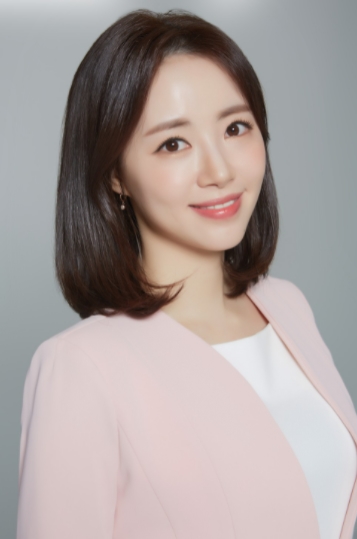 Shinhwa Andys bride-to-be turned out to be Jeju Island MBC Lee Eun-ju announcer.As a result of the afternoon coverage on the 20th, the preliminary bride of the group Shinhwa Andy was confirmed as Lee Eun-ju announcer working at Jeju Island MBC.Lee Eun-ju announcer was born in 1990 and is from Seoul Womens University Department of Media and Video.Currently, Jeju Island MBC is conducting radio including News Desk, News Today and so on.It is an 8-year announcer with excellent ability and beautiful beauty.Andy, who is doing Jeju Island, is known to have a pretty meeting with his bride-to-be Lee Eun-ju announcer as she travels between Seoul and Jeju Island.Andy, who becomes the third married man in the group Shinhwa, posted a long hand letter on his SNS on the morning of the 19th and informed fans that there was a lover who met on the premise of marriage directly.Andy said, I have one person who wants to be with me for the rest of my life. I am a person who makes me laugh at hard times and saves me a lot.I am going to live a life together rather than alone. Please bless my new start and please join me with a warm gaze.I will continue to show better as Andy of Shinhwa. DB, Lee Eun-ju announcer SNS