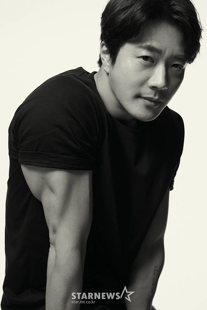 영화 '해적: 도깨비 깃발'(감독 김정훈)의 주연배우 권상우가 20일 오전 진행된 인터뷰를 위해 포즈를 취하고 있다. 흔적도 없이 사라진 왕실 보물의 주인이 되기 위해 바다로 모인 해적들의 스펙터클한 모험을 그린 영화 '해적: 도깨비 깃발'은 오는 26일 개봉된다. /사진제공=수컴퍼니 2022.01.20 /사진=이동훈 기자 photoguy@