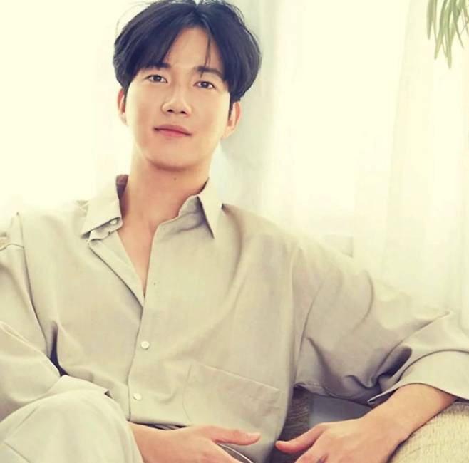 Park Geonil posted a comfortable picture on his official SNS on the afternoon of the 20th with the word Happy Haru.Park Geonil, one of the fashionistas in the entertainment industry, is wearing a beige tone shirt in a public photo and is making a comfortable and relaxed look.Fans expressed their favorable opinion on Park Geonils photo release, saying, Thanks to you, Haru.Park Geonil, a group supernova member who has been active in the entertainment industry, has been involved in group activities and activities.He has appeared in Drama King of the Near-Chogo (2010-2011), Love Maison ~ Rainbow Rose ~ (Japan Drama 2012), Ocean Jangbori (2014), Only seven days romance and Love is annoying but I hate lonely things.Last year, he appeared in Mr. LEE and Engine ON from today.An official of Santa Claus Entertainment, a company company, said, We are doing our best for the active work this year.Meanwhile, Park Geonil won the 2021 Asian Artist Awards (2021 AAA) Actor category Focus Award.