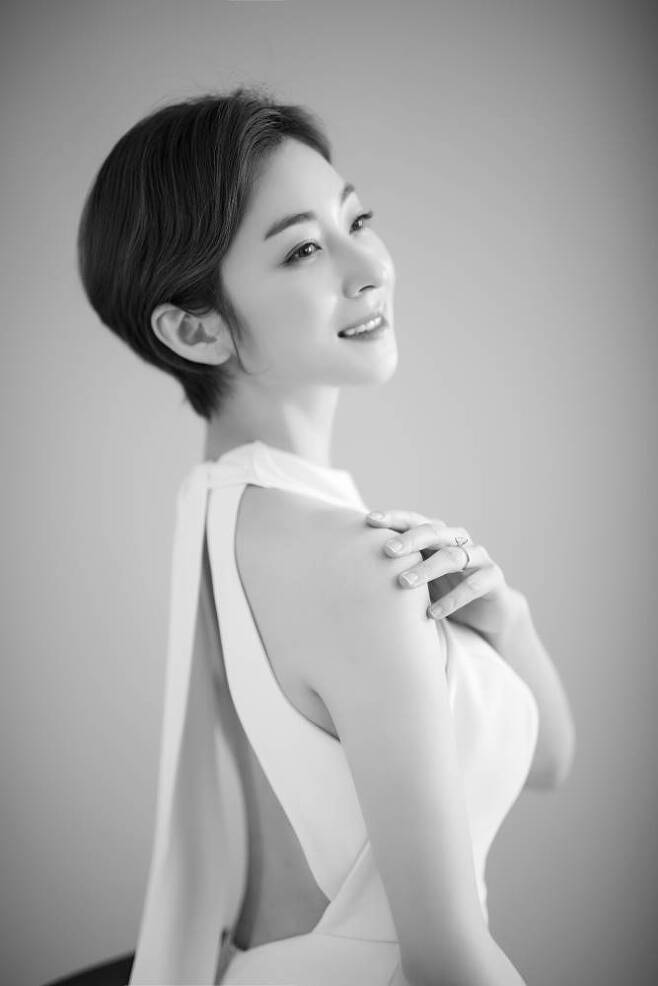Actor Wang Ji-won, 34, will be the bride of February.Wang Ji-won agency SH Media Corp. said on February 20, Wang Ji-won will meet a precious relationship and make a hundred years in Seoul in February.We have promised to be a lifelong partner based on our unwavering trust and affection for each other, he said.The ceremony will be held privately with close relatives and acquaintances.We will also comply with the thorough anti-virus regulations in accordance with the guidelines of the anti-virus authorities. We would like to thank Wang Ji-won, who has met a companion for his life, for a lot of congratulations and warm support.The agency released a wedding photo of Wang Ji-won and Park Jong-seok, a three-year-old bridegroom, with a friendly image. The two of them showed off their visuals.Wang Ji-won is a pure white dress that reveals elegant charm and attracts attention.Wang Ji-won and Park Jong-seok made a connection through Vallejo.Wang Ji-won is from Vallejorina, which has been through the Royal Vallejo School in the UK, the Korea Arts School, and the National Vallejo Group.Park Jong-seok has completed the Washington Kirov VallejoAcademi and has been active in the United States of America Washington Vallejo, United States of America Pennsylvania Vallejo, and Universal Vallejo since 2016.Wang Ji-won made his debut as a KBS sitcom Shut Up and Family in 2012.Since then, he has appeared in the drama Good Doctor, Heirs, I need romance 3, I love you like fate, and Hospital Line.He will appear in the new studio drama Koo Pil-su, which will be released in the first half of this year.Actor Wang Ji-won meets a precious relationship and makes a hundred years in Seoul in February.I promised to be a lifelong companion based on constant trust and affection for each other.Wang Ji-won is an actor and has been an elite course as a Vallejorina such as the Royal Vallejo School, Korea National University of Arts, and the National Vallejo Group. His spouse Park Jong-seok also completed the Washington Kirov VallejoAcademi, Washington Vallejo, Pennsylvania, Vallejo is currently a senior dancer at the National Vallejo Group.The ceremony will be held privately with close relatives and acquaintances; and will be followed by thorough anti-virus rules in accordance with the guidelines of the anti-virus authorities.I would appreciate it if you would like to congratulate Wang Ji-won, who has met a companion for a lifetime, and send me a lot of warm support.Currently, Wang Ji-won is preparing for the drama I can not do it with the preparation of marriage, and my spouse Park Jong-seok also hopes to be active on stage to perform this year.In order to show better activities as an actor so that Mr. Wang Ji-won can repay the love he sends, SHDI ARCOP will also give full support to the future activities of actor Wang Ji-won.SH MediaCop also hopes that the actors Wang Ji-won and his spouse will be filled with happy days with affectionate support for the future of the two people.Thank you.PhotoSHMediacorp