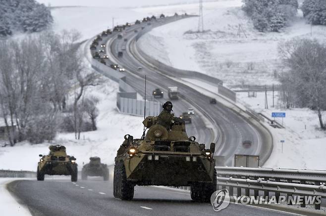 크림반도 질주하는 러시아 장갑차 2022년 1월 18일 러시아군 장갑차들이 크림 반도 지역의 고속도로를 달리고 있다. [AP 연합뉴스자료사진, 재판매 및 DB 금지]